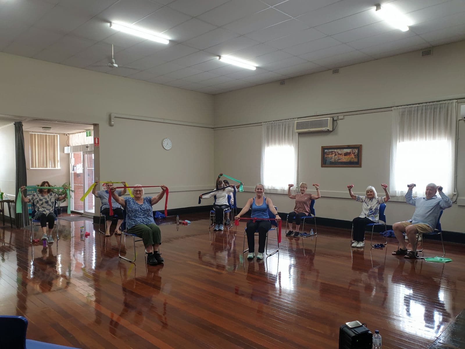 Personas mayores participando en una actividad física grupal