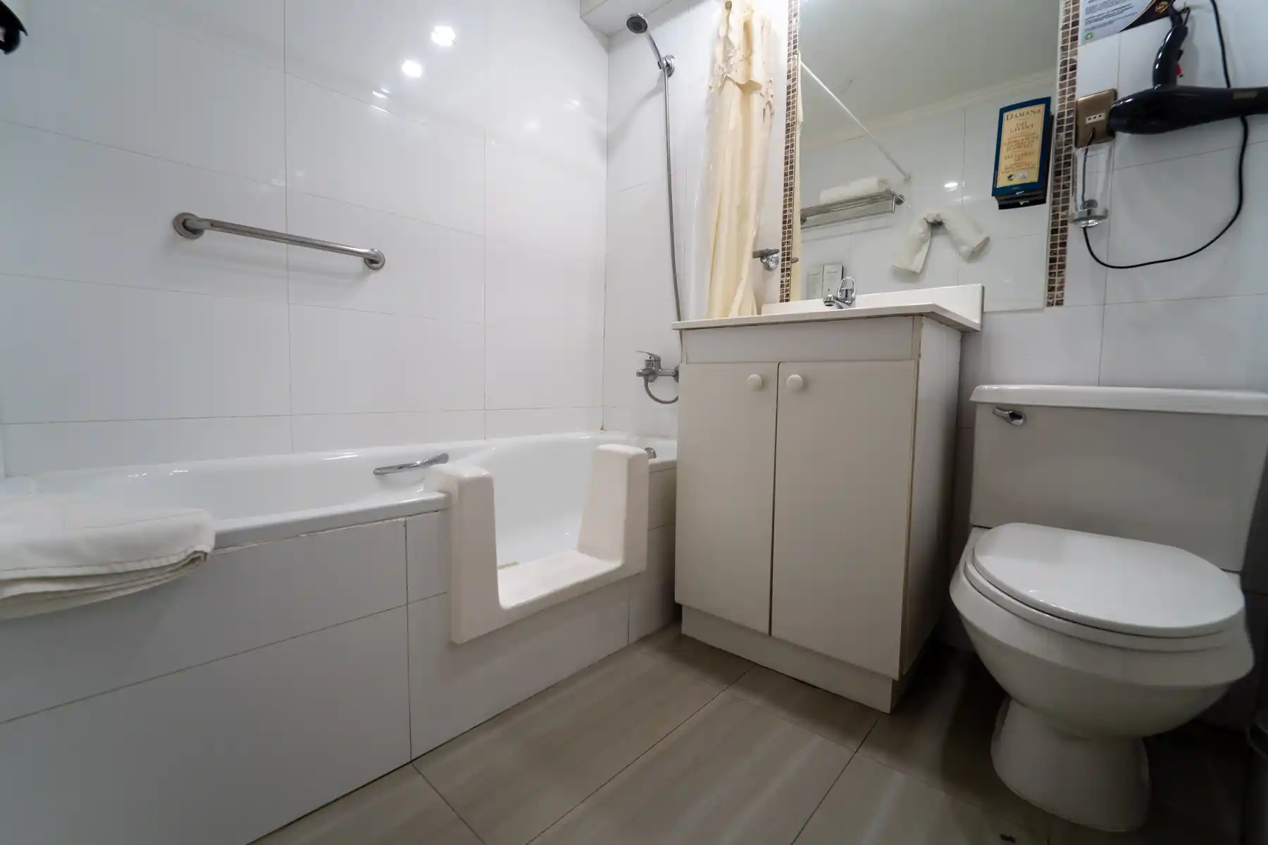 Baño privado con apoyo de Senior El Dorado